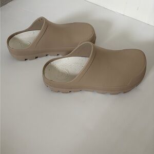 Kamik Nova Clogs Tan Fossil - Size 6 Waterproof